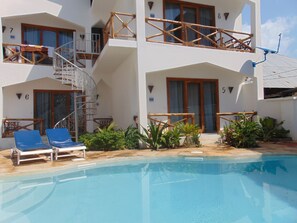 حمّام سباحة خارجي