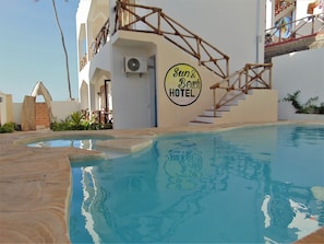 حمّام سباحة خارجي