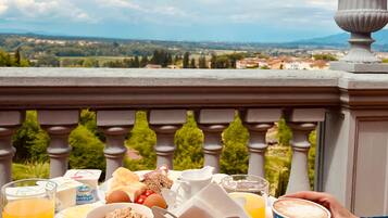 Tägliches Frühstücksbuffet (10 EUR pro Person)