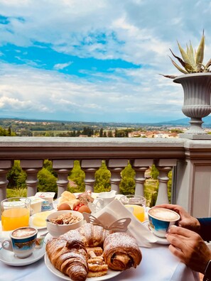 Tägliches Frühstücksbuffet gegen Gebühr