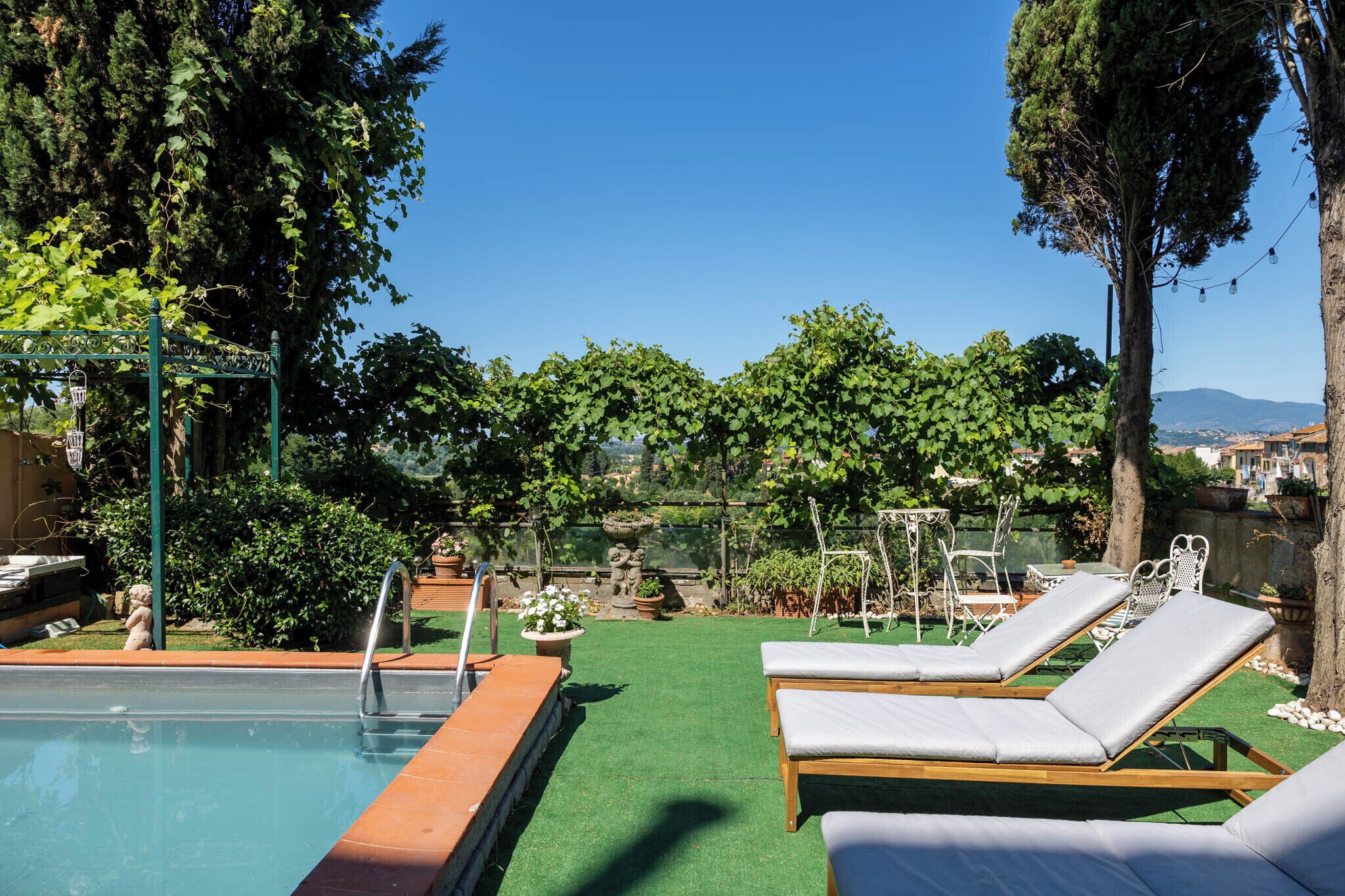 Kauden mukainen ulkouima-allas avoinna 8.30–19.30, aurinkotuoleja