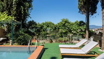 Außenpool (je nach Saison geöffnet), Liegestühle