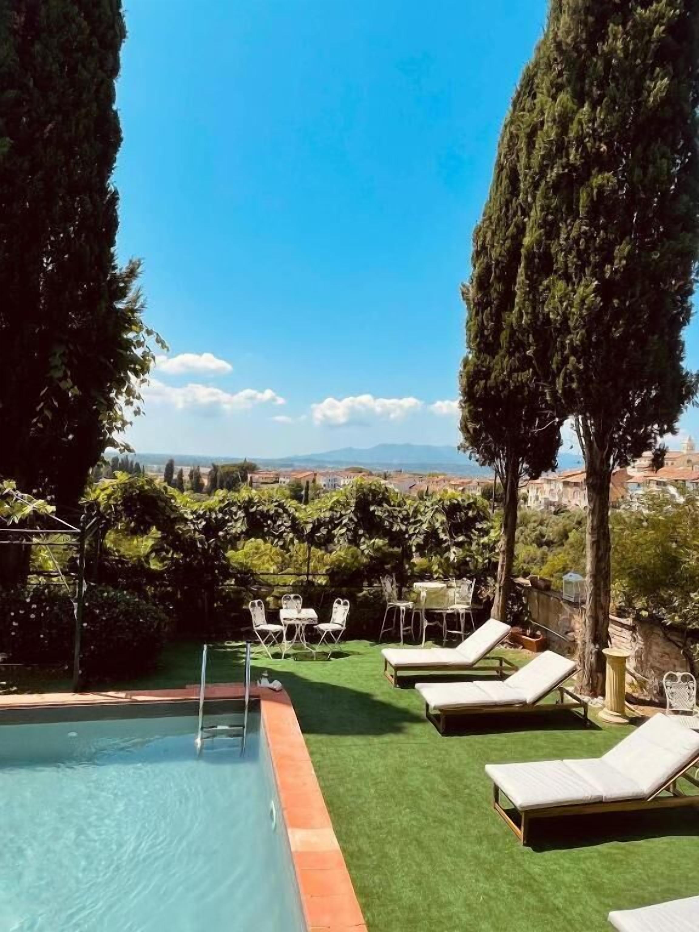 Kauden mukainen ulkouima-allas avoinna 8.30–19.30, aurinkotuoleja