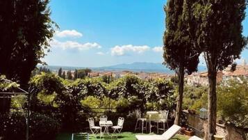 Außenpool (je nach Saison geöffnet), Liegestühle