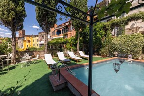 Una piscina al aire libre de temporada (de 08:30 a 19:30), tumbonas