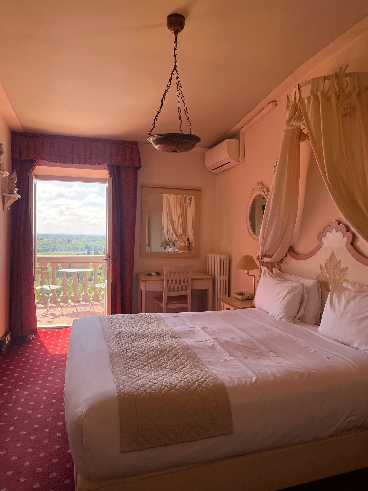 Kahden hengen superior-huone | Ylelliset vuodevaatteet, untuvapeitot