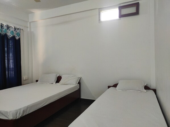 Deluxe Studio | Desk, bed sheets - Homocation Boras Homestay (Bokakhat)