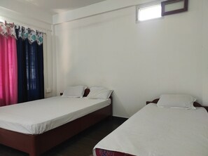 ดีลักซ์สตูดิโอ | โต๊ะทำงาน, ผ้าปูที่นอน