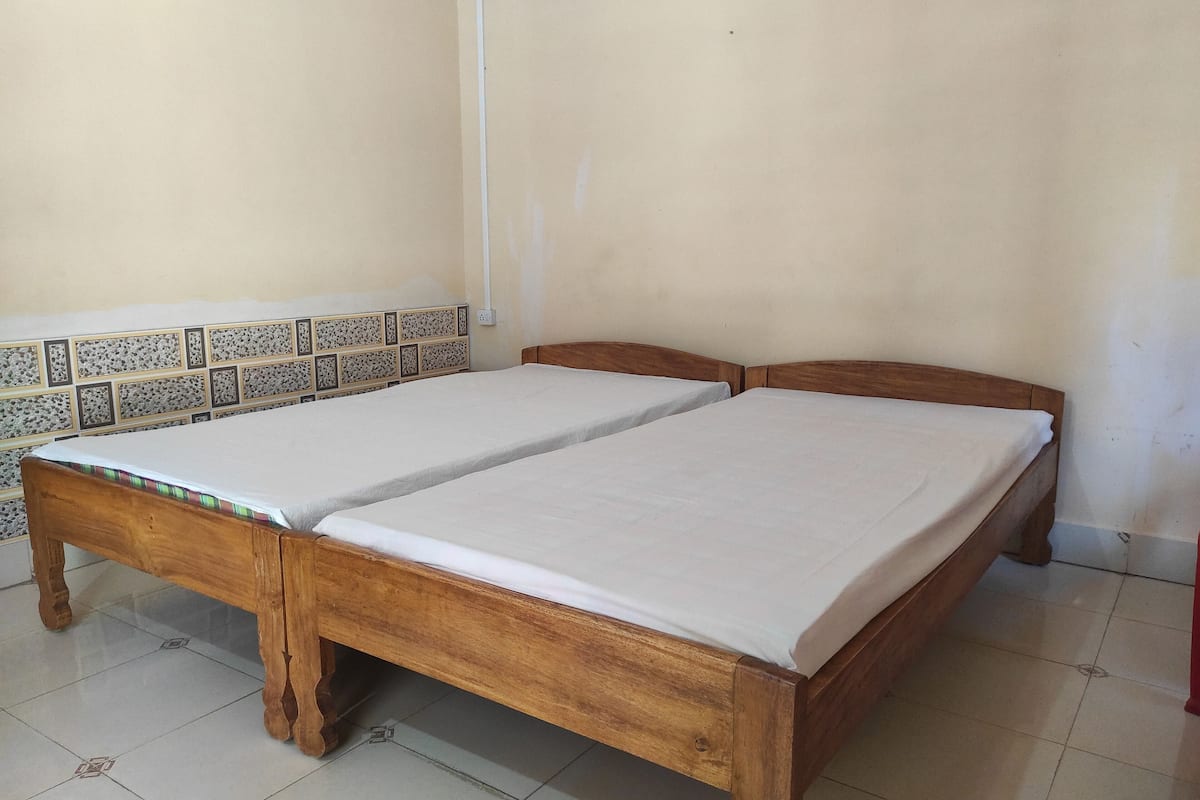 Habitación Deluxe doble | Escritorio y ropa de cama