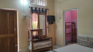 Deluxe Quadruple Room | Desk, bed sheets