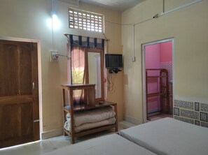 Deluxe Quadruple Room | Desk, bed sheets - Homocation Boras Homestay (Bokakhat)
