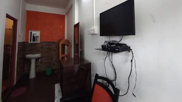 Deluxe Double Room | Desk, bed sheets