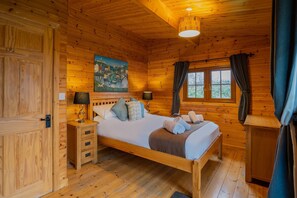 3 bedrooms - Large three bedroom log cabin with private hot tub and decking over looking the beautiful river Brue (East Huntspill)