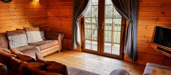 A lodge with a range of amenities, including open plan dining and living area. Free wi fi , bedding