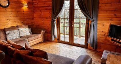 A lodge with a range of amenities, including open plan dining and living area. Free wi fi , bedding