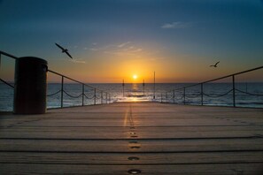 View from property - A lodge with a range of amenities, including open plan dining and living area. Free wi fi , bedding (East Huntspill)