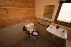 Bathtub, hair dryer, towels - Large three bedroom lodge with private hot tub, located in the heart of Somerset. (East Huntspill)