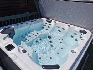 Outdoor spa tub - Large three bedroom lodge with private hot tub, located in the heart of Somerset. (East Huntspill)