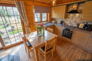 Fridge, microwave, oven, stovetop - Butterfly Lodge - Perfect for couples and young families (East Huntspill)