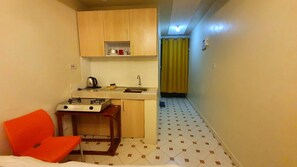 Geladeira, micro-ondas, cooktop, chaleira elétrica