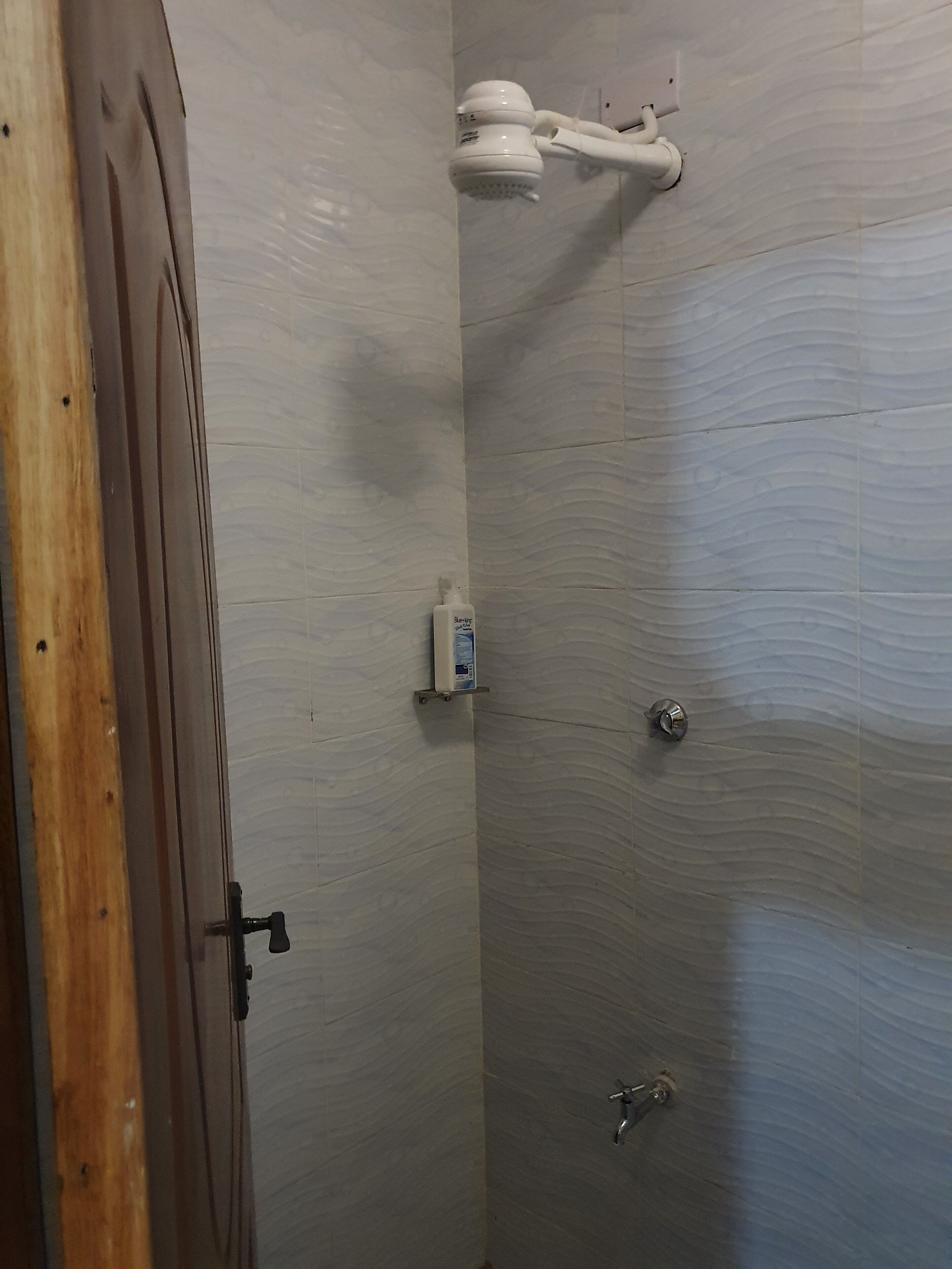 Regadera, toallas, jabón, papel de baño 