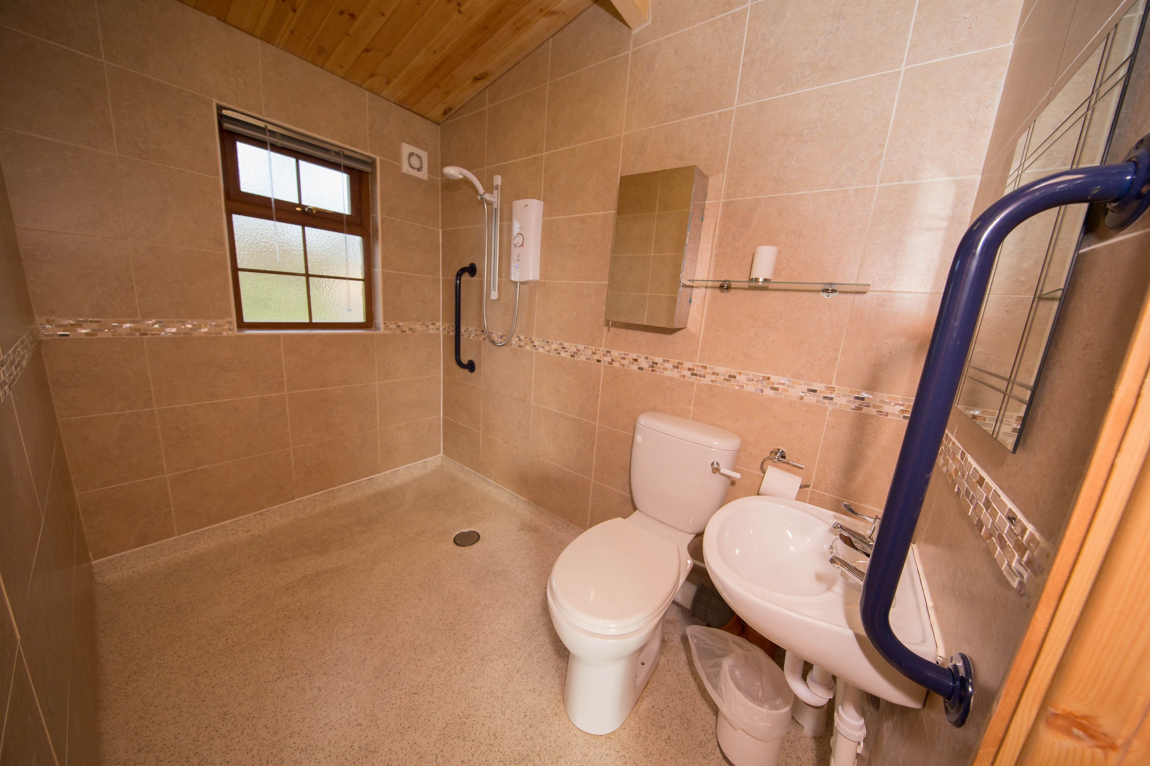 Ducha, secador de pelo y toallas