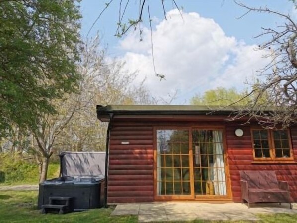Exterior - The Duckling Lodge (private hot tub) (East Huntspill)