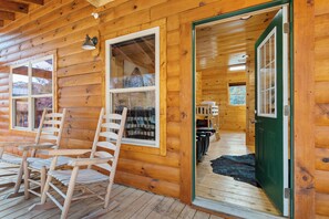 Terrace/patio - Pine Mountain Retreat - Theater Room, Pool Table $560 FREE tickets each paid day (Pigeon Forge)