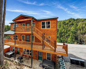 Exterior - Pine Mountain Retreat - Theater Room, Pool Table $560 FREE tickets each paid day (Pigeon Forge)