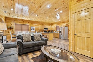 Smart TV, fireplace - Pine Mountain Retreat - Theater Room, Pool Table $560 FREE tickets each paid day (Pigeon Forge)