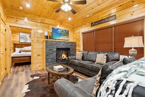 Smart TV, fireplace - Pine Mountain Retreat - Theater Room, Pool Table $560 FREE tickets each paid day (Pigeon Forge)