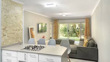 Apartment (3 Bedrooms) | Living area