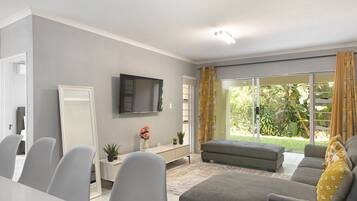 Apartment (3 Bedrooms) | Living area