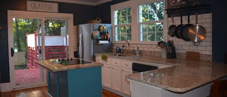 冷蔵庫、電子レンジ、オーブン、コンロ