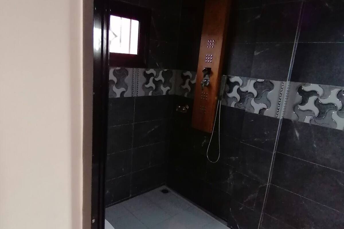 deluxe suite, balcony, garden view | bathroom | shower, rainfall showerhead, free toiletries, towels