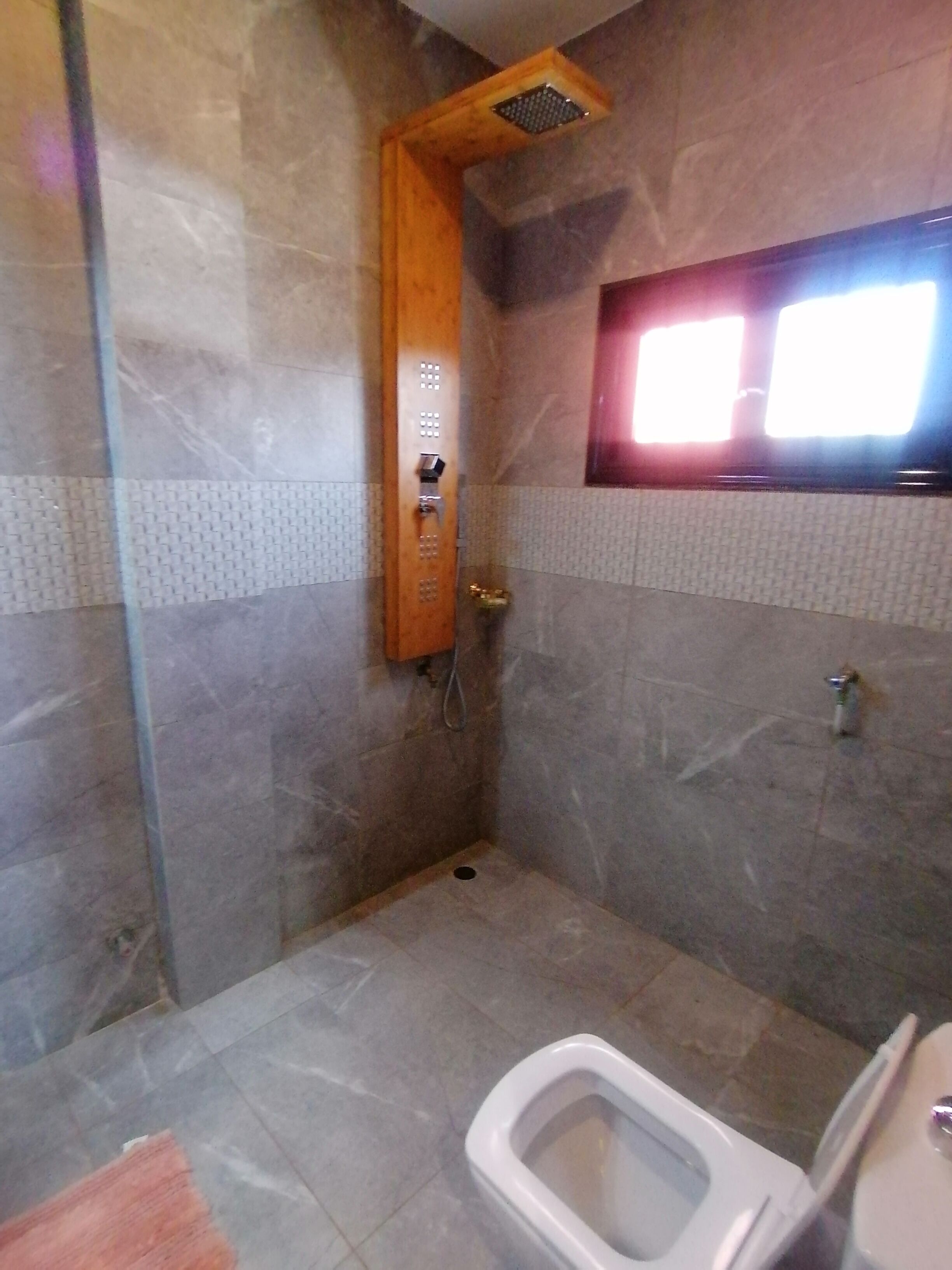 deluxe suite, balcony, garden view | bathroom | shower, rainfall showerhead, free toiletries, towels