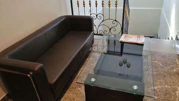 Deluxe-Suite, Balkon, Gartenblick | Wohnbereich | 32-cm-Flachbildfernseher mit Premium-TV-Sendern, Fernseher