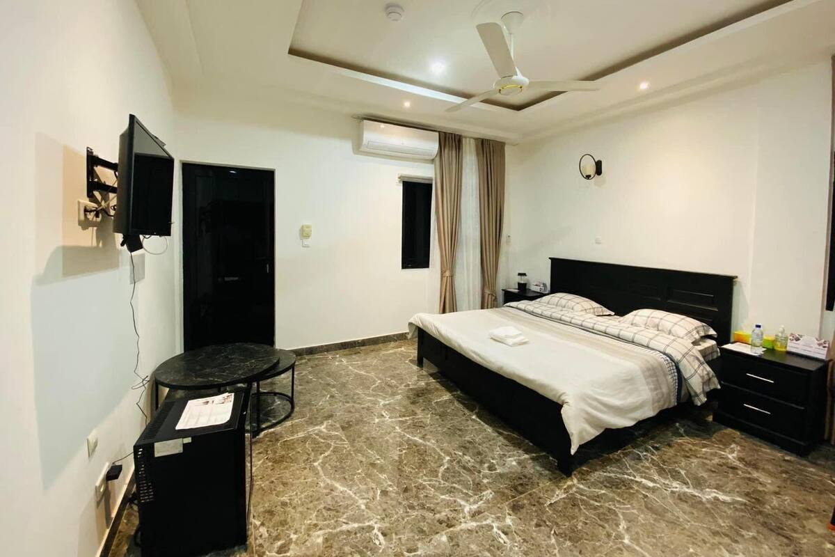 Phòng Suite Deluxe, ban công, quang cảnh vườn | Bộ trải giường bằng vải cotton Ai Cập, bộ đồ giường cao cấp 