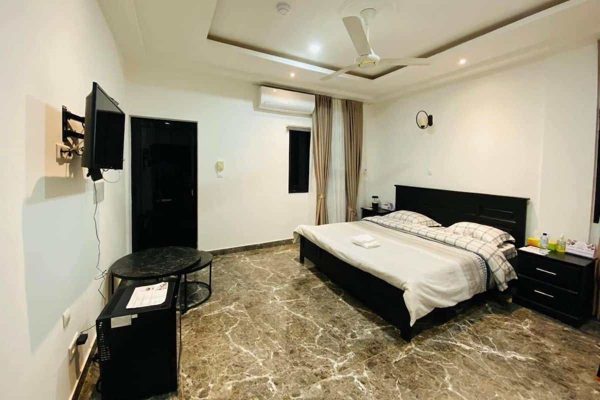 Deluxe Suite, Balcony, Garden View | 1 bedroom, down comforters, Select Comfort beds, minibar