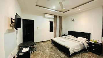 Suite Deluxe, balcon, vue jardin | 1 chambre, couette en duvet d'oie, matelas Select Comfort, minibar