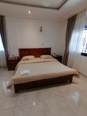 Couette en duvet d'oie, matelas Select Comfort, minibar