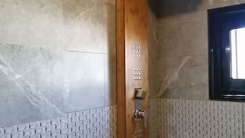 Suite Deluxe, balcon, vue sur le jardin | Salle de bain | Articles de toilette (gratuits), serviettes fournies, savon