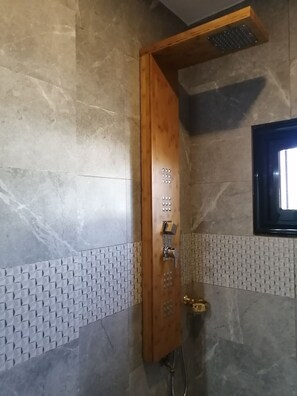 Deluxe Suite, Balcony, Garden View | Bathroom