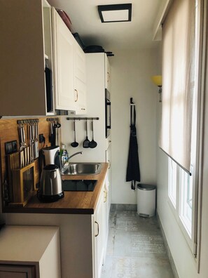 Horno, placa de cocina, lavavajillas y cafetera o tetera