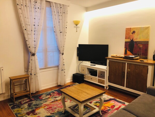 Smart TV - Serenola at Montmartre Paris (Paris)