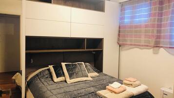 2 bedrooms, iron/ironing board, WiFi, bed sheets