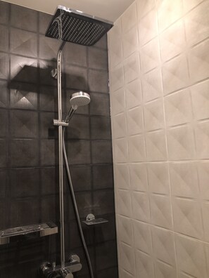Dusche, Haartrockner, Handtücher, Toilettenpapier