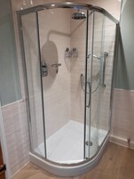 Ducha, artículos de tocador gratuitos, secador de pelo, toallas