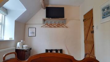 Double Room, Private Bathroom | Individually decorated, individually furnished, iron/ironing board