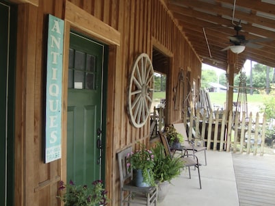 Southern Comfort Cabin- minutes from the river and the lake!